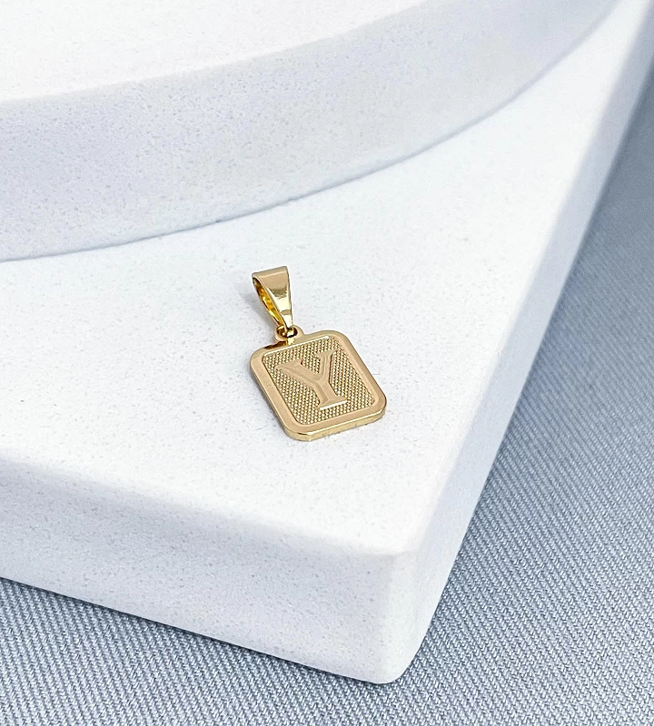 Pingente Letra Retângulo Pequeno Borda Diamantada 1,1g